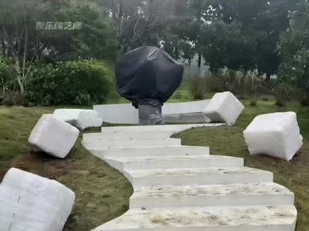 具俊晔设计的大S雕像完工 具俊晔设计的大S雕像完工,S家确定于2月2日大S逝世一周年纪念日,在此举办正式的揭幕仪式!