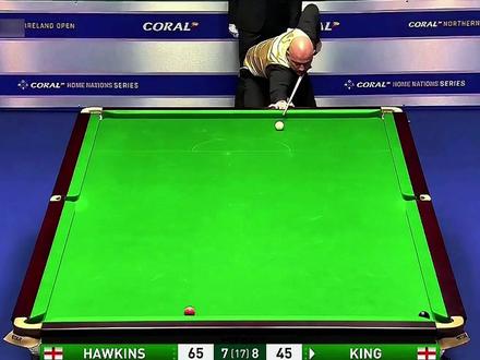 台面仅剩两颗彩球,黑球停在袋口命悬一线,落后20分的局势能否