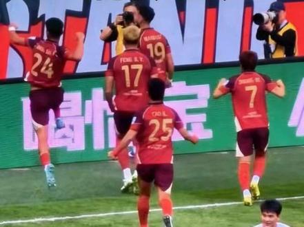 陕西联合传控进球 中场的一次拦截,经过13次传球,最后由伊兰杜斯特一锤定音,陕西联合在西安国际足球中心拿下首胜!#陕西联合 #西安国际足球中心 #传球
