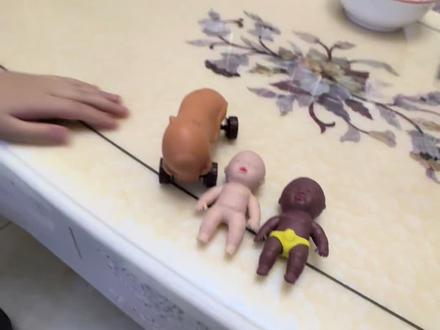 儿子新宠,小黑娃娃捏捏乐,反正我觉得好解压哈哈!搜了搜原来他叫#娜塔莎 #小黑人捏捏乐