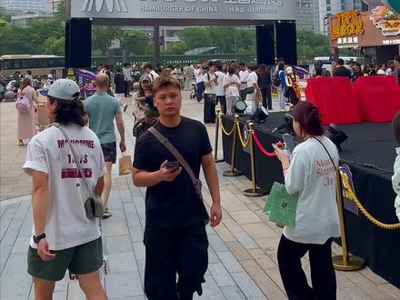 杭州汉堡节测评和攻略 吃了一共11款汉堡,感受全国汉堡文化,每个汉堡都有不同的表达,都是热爱汉堡的人的思想碰撞。现场音乐也不错,人也确实很多
#杭州汉堡节 #汉堡节 #Hoch