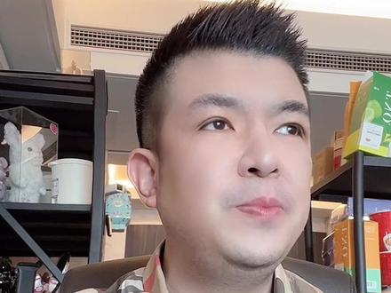 确实是邻居,就在电梯里打过两次招呼,哈哈哈哈。