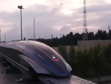 近日,国防科技大学磁浮团队在400米试验线上实现了一项颠覆性突破:吨级试验车仅用2秒加速至700公里/小时,创下全球超导电动磁悬浮最高速度纪录!这一成就标志着我国在超高速磁浮领域正式迈入国际领先行列。相关搜索: #超导磁悬浮 #中国速度 #航天技术 #交通革命 #科技创新