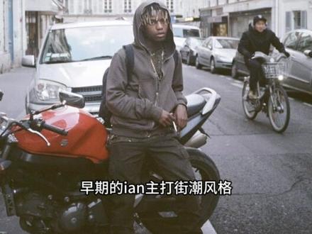ian connor的故事(1)
视频没有细讲TL,不过大家对名字会有些陌生,但你一定听过他的歌,他跟ye合作过《all day》那首歌。就是全英音乐奖上神级表演那首。TL也跟Rocky有着合作,如果喜欢的点点赞后续会出续集。(有些知名网站目录说ian是13年才认识的TL,但我是根据TL早期的采访说的,而且TL2012就跟ian就有合照了。ian进少管所的信息是网络上认识他的人爆出,并且TL本人也说过ian进过少管所)喜欢的人多后面会讲他和bari的💩,和他的外号33先生。
#ianconnor #fashion #asaprocky #kanyewest #asapmob