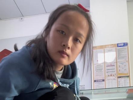 有时候觉得他们(前公婆)比我爸妈还要好一点 和他们儿子离婚时虽然闹得十分不愉快 什么难听的话都说过 不过结局还算顺利 从一开始的不肯离 想就这样拖着我 到叫我儿子的爷爷去给他做思想工作 让他同意离婚 从双方争小孩的抚养权 到愿意把抚养权给我 让孩子跟着我生活 期间每个月的抚养费1000块钱 他爷爷也没有少给过我 离婚大半年以后我跟他爷爷提出买房的想法 他只说 你自己看好来 考虑清楚就行 去年年底的时候 我一直在看房子 也和他爷爷去看过几套 我跟他说我拿不出那么多的钱 意思想让他出十万块钱给我买房 他没有说过一句不给 只说你看好来就行 过年前我就看中了现在这套房子 带他爷爷去看过 谈价的时候也是和他爷爷一起去的 事后 他也只说 你自己负担得起就行 到了快要交首付的时候 他准备好了拿十万块钱给我 来了我租房那里 跟我说 这十万拿给你买房 我这边不好交差 到时候他儿子他老婆肯定不服 搞得他家里闹矛盾 后面呢 就说那十万块钱就当作是给小孩八年多的抚养费 当时我买房的想法是比较强烈的 我也答应了 再到后面 我想继续摆摊了 当时想着自己摆摊期间就请个阿姨子帮忙带着我儿子 跟他爷爷说过这个想法 他立马跟我说 你要赚钱没时间带小孩的话就送下来我们带着 你安心赚钱 你请别人带 别人只会看钱 你给我们带 再怎么样都是亲的 都会想他好 你有钱的话偶尔给点我们 也会花在小孩身上 你没有钱给到我们的话 我们也不会饿着他 冻着他 于是呢 我就经常会把小孩送下去给他爷爷奶奶带了 时间长了他们也和小孩处出了感情 从那以后 不管是我去接小孩的时候 还是我把小孩送下去的时候 他奶奶也经常会拿点自己种的蔬菜啊 炸的扣肉啊 炸的米果啊等等给我 昨天把小孩送下去 她提前就拔了一大包香菜 说拿给我摆摊用的…#每天都记录我的真实生活日常 @小丽(福鼎肉片·凉皮凉面) #在平凡日子里热爱生活