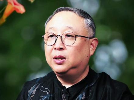 她比谁都努力,却最不被命运善待 😭别被爽文骗了。#忆秦娥 从“招弟”到秦腔皇后,不是逆袭是血泪。十来岁进剧团,舅舅坐牢后被打进伙房烧火喂猪。夜里没人教,她对着灶王爷练功,泥地磨出两个深坑。四个老艺人隔着窗户看见哭了:这才是角儿的命。#主角 #茅盾文学奖 #忆秦娥 #陈彦 #人生真相
