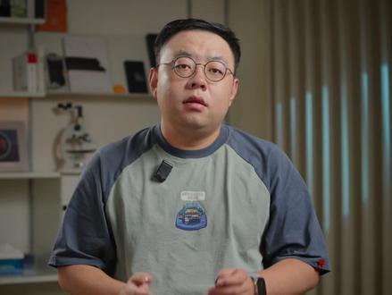 超级像素背后的研发故事,对话小米显示触控部吴仓志 那正如我们在上一期视频预告的那样,我们前段时间跑到了北京小米总部,有幸采访到了小米显示触控部的负责人吴仓志老师,仓志老师是我们的老朋友了,也是一位行业老兵,有着 20 多年的硬件研发经验,发表过 60 多篇全球专利,在台湾从芯片研发干起,后来转到显示屏领域,曾经担任过多个手机品牌的首席显示技术专家,目前在小米负责显示技术的开发与探索,这几年每当小米在显示领域有重要技术成果发布的时候,背后都少不了他的身影,21 年小米首次搭载国产 2K 屏,我就跟他有过一期深度访谈,那三年多时间过去,小米发生了哪些改变,这次的超级像素又是怎么一回事,这次还是请他来给我们分享一下小米 17 Pro Max 上搭载的这个超级像素背后的研发故事。
#智能玩家联盟 #小米17ProMax #超级像素 #OLED #两颗皮蛋