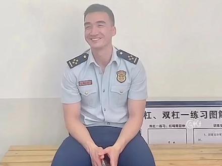 来了来了,是艾站@艾迪 和阿正穿着夏季常服 帅气向偶们走来~#艾迪哈木 #艾队长 今天是#蓝朋友 体能抽考#乌鲁木齐消防救援支队 (有你们都like的霹雳贝贝!)