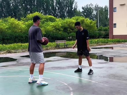 #篮球 #篮球教学 这招在半场面对协防封堵的时候最好用