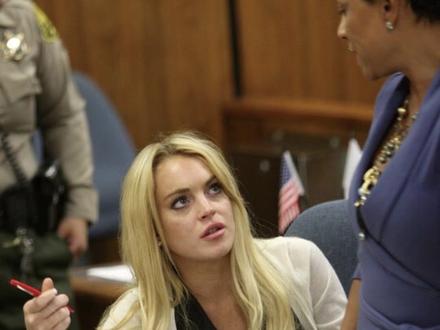 接上条poster girl“致敬”对象本尊出场|回顾00年代mean girl、it girl鼻祖Lindsay Lohan。这组图是Lindsay2009-2012年间因jiu驾、tou窃等一系列问题出庭应讯的iconic瞬间。比最近因出庭穿搭火了一把并重新带火「courtcore」的Gwyneth Paltrow是不是更好看?!(我觉得Lindsay最好看不接受反驳哈哈)。还有人记得Lindsay的各种昵称和称号吗?Lilo、LL、中文论坛常用:林赛.罗韩,欢迎补充👏🏻#meangirls #lindsaylohan #y2k #千禧辣妹 #courtcore