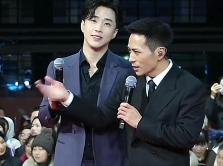 粤语小王子陆麒来到索图大舞台太受欢迎了,太优秀了,歌声实力和帅气并存,隔着屏幕都能感受到舞台的光芒,这唱功与颜值谁不迷糊啊,这舞台表现力拉满。12.26日上的舞台。#快来围观 #陆麒索图大舞台