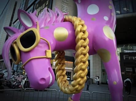 太原“头逆马”风云录#太原一商场马年雕塑被连夜拆除