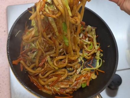 今天继续煮我的哈佛蔬菜汤,清淡饮食喝了几天整个人都有种轻盈舒服的感觉。炒乌冬,黄油分装#哈佛蔬菜汤 #健康饮食 #清肠胃 #厨房小技巧 #炒乌冬