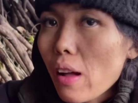 七星山荒野求生挑战赛,唯一女选手冷美人烤鼻涕虫吃:山里能动的的都是蛋白质#七星山骆驼杯 #荒野求生 #冷美人 #鼻涕虫