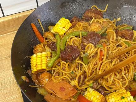 百吃不厌的铁锅焖面 嘎嘎好吃
#一锅出 #铁锅焖面