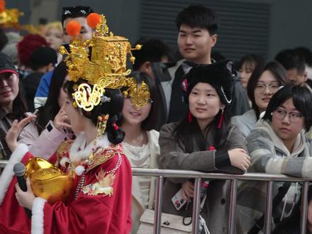 大年初五,一大早开车去石家庄参加NCE漫展看猫罐老师,猫罐老师竟然出的是财神,太惊喜了我的天,她就美美的向我走来,还跟我拍了手,沾到了财神爷的喜气~~Yeah~~
石家庄2026 NCE新春漫展
特邀嘉宾:腥味猫罐 @腥味猫罐
#石家庄漫展 #腥味猫罐 #猫罐 #财神 #初五迎财神