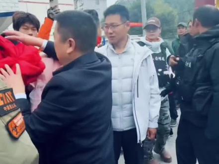 泸溪县潭溪镇的党委书记就是大气,给蜜蜂哥和道友都准备了大红花,有格局的书记👍🏻👍🏻👍🏻#老六荒野 #张家界骆驼杯 #蜜蜂哥阿乐