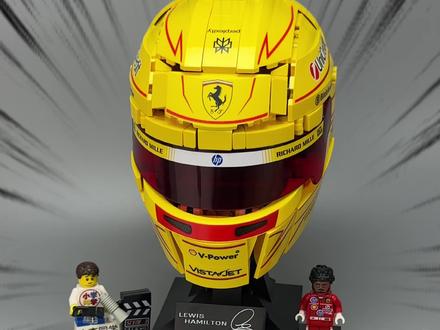 F1和乐高的联名套装,乐高43022汉密尔顿的赛车头盔上手速评。
除了这款套装,乐高在5月还会同时推出43014勒克莱尔的赛车头盔。整个套装除了护目镜这里,其他零件的图案均为印刷件。可以看出乐高在今年,不管是世界杯还是F1套装都非常有诚意。而且这款给了我们多余的贴纸,生怕我们贴歪。简直太良心了。
在头盔完成前,我们先看一下这位传奇车手,刘易斯汉密尔顿,F1史上首位黑人车手,也是七届世界冠军,与舒马赫并列第一。他打破偏见,逆流而上,用二十年赛场征程,书写属于自己的传奇。感兴趣的可以去了解一下老汉的故事,非常传奇。乐高对于汉密尔顿人仔的设计可谓诚意满满,全新开模的头发,还原了老汉的脏辫发型,表情应该也是全新设计的。身体正面是车队的赞助商logo,背面是人仔的名字印刷。我刚开始还以为这两个人仔身上的印刷是一样的,像和之前评测的APXGP一样,两个人仔只是头部不同,看来我多虑了。腰部这里有着老汉的经典44号,这么看来这只人仔的所有零件全部都是老汉专属,顶级。
接着我们看这个赛车头盔,我很难想象设计师竟然能用常规的零件拼出一个这么圆润的头盔,里面用了很多拼搭技巧,只有上手拼过的人才懂,乐高在头盔里还藏了一些小彩蛋,比如放了四个指环王的戒指,还藏了一个乐高的logo在里面,而且是印刷件哦。
最后看头盔整体,个头不大,缺用了884个零件,这就是所谓的巴掌脸吗,头盔上印着一些赞助商的logo,在头盔侧面有七颗星星,代表着老汉的七个世界冠军。有人能给我科普一下,这两个装置是什么作用吗。头盔底部是两片印刷砖,分别是老汉的签名,法拉利和惠普的标志。老汉人仔还能放在侧面。我觉得算是一个收藏级的摆件了。无论是摆柜收藏,还是当桌面装饰,都是独一无二的存在。满分五分,你们给他打多少分呢,以上就是本期视频所有内容,想看更多乐高评测,别忘了关注小李同学哦。#乐高#抖音潮流玩家#f1模型 #f1头盔 #晒晒你家的潮玩宝贝