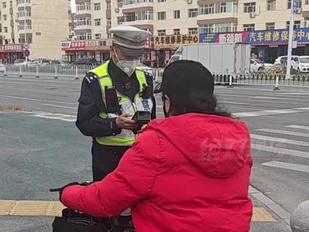 安全头盔护周全,不戴违法易受罚