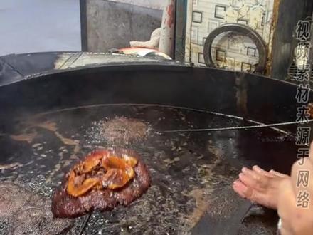 这么黑的油确定炸出来的东西能吃,这怕不是“石油”!