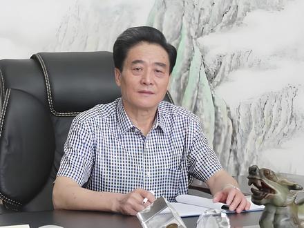 从厕所车间到 A 股神话:红宝丽芮敬功的泡沫逆袭传奇 芮敬功的传奇人生充满拼搏与创新。18 岁的他出身贫寒,从县化工厂搬运工起步,白天劳作,夜晚自学化学知识,甚至用简易装置做实验。1987 年,他带领 14 名 “老弱病残” 承包濒临倒闭的泡沫车间,抵押老房筹措资金,在厕所改造的厂房里艰苦奋斗,最终让车间重获生机。90 年代,面对巴斯夫的价格垄断,他以技术战破局,用实力赢得客户认可。2021 年环保风波中,他果断整改,投入巨资升级设备。2007 年红宝丽上市,他慷慨分股,与员工共享成果。如今 79 岁的他虽卸任董事长,却仍在实验室探索新材料,还投身教育与环保事业。他用行动诠释 “宁做泡沫,不做花瓶” 的哲学,证明只要敢想敢干,平凡人也能书写非凡传奇。