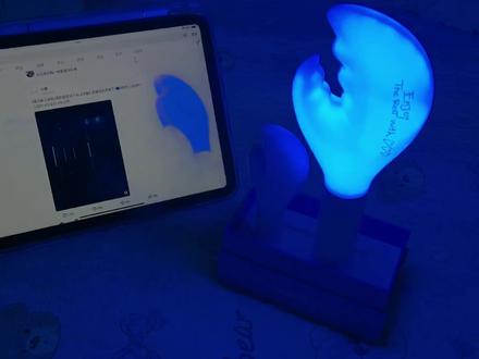 我竟然不爱你了
我曾以为我爱你这件事已经成为我的本能 可如今我却无法再继续爱你了 因为你的存在 我最喜欢的颜色一直都是蓝色 我每年不变的生日愿望都是能够见你一面 你拍的电影电视剧 我都已经看过不知几遍 你的周边 应援棒 小卡 我都收入囊中 从小学到现在 我一直喜欢你 最难熬的高中生活 我把你的小卡带在身边熬过一月又一月 或许是高中三年不常接触网络 我总觉得这些年你变了许多 曾经你总爱发自拍与粉丝互动 和粉丝分享你的日常 还有几千万粉丝奖励 给我们表演小魔术 给我们唱歌 过生日的时候直播和大家聊天 而现在 你的微博变成了千篇一律的宣发 你把生活和工作分开 粉丝也同样算你的工作吗 你不再发自拍 也不与粉丝互动 我的爱似乎已经得不到回应 我陪着你长大 可你长大后却把我抛下 现在提起你 我依旧能想起那个坐在电脑前一条一条回评论的那个小小的你 十七八岁在综艺活动里眼睛亮晶晶的跑向粉丝的你 我永远爱着那个时候的你 可现在的你 我只觉得陌生 有些粉丝说我还是不够爱你 骂我是梦女破防 其实不是的 我的爱并不比其他人少 只是我觉得我们之间距离好远 似乎不是同一个世界的人 如此鲜活的你竟然要从别人的社交平台上看到 为什么你从不与我们分享 我以为你长大后变得内敛不善表达 却没想到你在生活中竟然仍保留着活泼的性格 只是对我们不再活泼而已 我付出的一切都得不到回应 我爱你时你不知道 我不爱你了你也不会知晓 追星难免会有这样心酸的瞬间吧 希望你以后星途闪耀 只是 我不会再喜欢你了