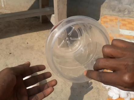 人工孵化小鸭,只需要塑料罐和米糠就能完成,手把手教你怎么做 #人工孵化 #小鸭子 #小鸭孵化 #人与动物