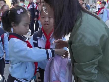 广州海珠区一间小学实施“书包瘦身”,从本周起副校长带队,和老师们检查同学们的书包重量,发现效果不错。#书包里面装的啥 #广州教育圈 #广州小学
