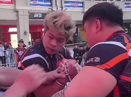 #腕力 福建小勇20岁的年纪以75kg的体重打无差别和春哥大战后第二次载入史册