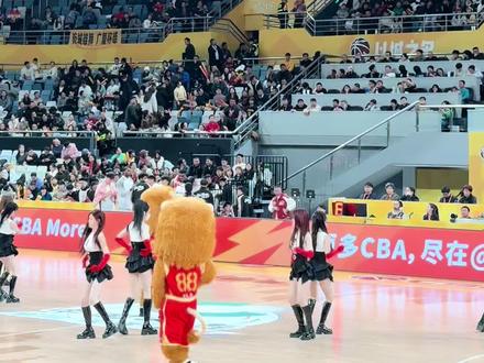 斗舞人数越来越多,保安举牌,狮子参战,每年的保留节目不要停,#拉拉队斗舞 #篮球赛事 #斗舞 #cba浙江德比 #现场live