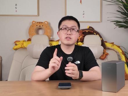 便宜、简单、好用——小米智能存储上手体验 小米智能存储本质上还是优先解决数据存储和远程访问这两个刚需,大部分人是不懂端口转发、搞不清楚raid、不知道怎么弄DDNS和内网穿透的,我之前在数码群问交换机有啥用,能答上来的也是寥寥无几,剩下的至于docker、虚拟机等等的,都太复杂了,正常人还得学,学会了新鲜一阵子,最后也还是当存数据、看视频的硬盘用
所以,我认为小米做这款产品的逻辑是非常清晰的,它不是在跟群晖、飞牛抢专业NAS市场,它是在降低NAS这个品类的使用门槛,把它做成一个真正「所有人都能用」的东西,而你需要做的事情就是:插上电,连上路由器,然后下个app。
但就目前来看,4T 2299、8T 2899、16T 4699售价、核心功能完整+简洁易懂的APP、极高的颜值+安静不吵闹的工作状态,还有诸多特色小功能和接入米家互联生态。尤其是在你苦恼手机、电脑内存不够用,被远程传输和调用数据折腾,纠结微信聊天记录和各种珍贵照片该不该清理的时候,这款产品我是非常推荐大家购买的。#小米nas #小米智能存储 #小米nas价格