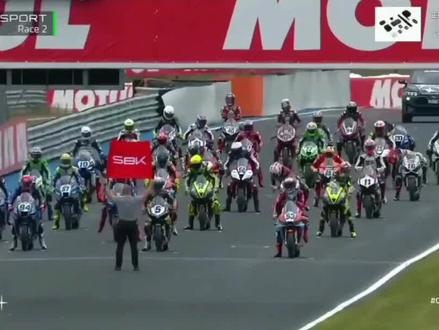 霸气五冠到手!张雪机车再次闪耀WSBK捷克赛场。 #张雪机车 #WSBK捷克站 #瓦伦丁德比斯 #摩托车赛事 #张雪机车五冠