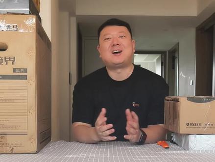 新电脑开箱啦~ 应大家要求,公布一下我这次的电脑配置,仅为个人选择,不作为购买推荐:
CPU:AMDRyzen 7 9700X八核心十六线程 三年保
主板:华硕大师PRIME B650M-A WIFI II,
显卡:影驰5070魔刃oc
内存:金百达星刃C28 6000MHZ 48G 24G*2 DDR5,
硬盘:华为坤灵EX200 TLC(非QLC款) 2TB PCIE4.0 7450MB/S固态硬盘
机箱:先马新境界黑色+4*ARGB棱镜PRO风扇
电源:华硕PRIME750W ATX3金牌全模组
散热:先马MW360D白色水冷
显示器:华硕xg27ucs 160hz 4k
合计13000元