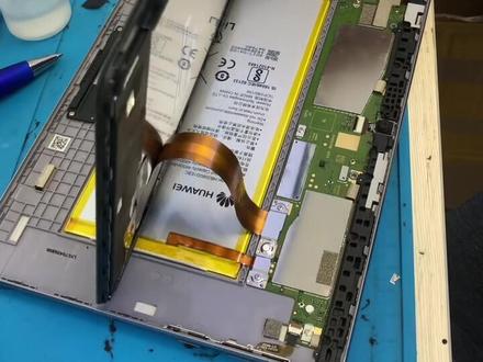 荣耀平板5拆机视频,方便你自己换电池做参考,平板5为卡扣结构用刀片挠开即可,打开后切记不要拉到屏幕排线!#荣耀#荣耀平板5 #拆机换电池