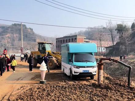 贾鲁河温泉最新进展,昨晚拦水坝冲毁了,村委会一大早就开始给大家从新住建。#拍摄现场直击 #贾鲁河