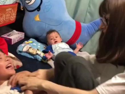 谁懂啊!挠痒痒还要防爸爸偷袭 #亲子游戏 #搞笑瞬间 #亲子 #亲子互动 #亲子时光