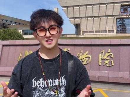 “ 本条视频带你打卡山西博物院每一层的展厅以及路线游玩攻略 ” 希望能帮助到每一个来山西太原游玩的你!
二楼
【文明摇篮】
1.庙底沟彩陶罐(史前经典彩陶,保存完整)主馆
2.彩绘蟠龙盘(最早龙图腾,纹饰清晰完好)主馆
【夏商踪迹】
3.商·鸮卣(网红国宝,愤怒的小鸟,形制完整品相佳)主馆
4.商·龙形觥(孤品馆藏,纹饰完整罕见)主馆
5.商·兽形觥(纹饰繁复,通体保存完好)主馆
【晋国霸业】
6.晋侯鸟尊(镇馆之首,禁止出境展览)主馆
7.晋侯苏编钟(馆藏于山西青铜博物馆·山西博物院分馆)分馆
8.晋侯夫人玉组佩(禁止出境展览,成套完整)主馆
9.侯马盟书(先秦真迹,字迹留存完好)主馆
10.铜牺立人擎盘(工艺精湛,器身完整无损)主馆
11.刖人守囿车(先秦巧器,结构保存完整)主馆
12.晋公盘(重耳重器,满工纹饰完好如初)主馆
三楼
【民族熔炉】
13.西汉雁鱼铜灯(汉代环保文物,器型完整)主馆
14.司马金龙墓漆屏风(禁止出境展览,漆画传世珍品)主馆
15.虞弘墓石椁(丝路瑰宝,浮雕保存完好)主馆
16.胡傅酒樽(鎏金完好,胡汉融合代表性文物)主馆
17.胡人吃饼骑驼俑(神态生动,品相完整稀缺)主馆
四楼
【方圆世界】
18.洪武五十两大金锭(明代官铸,存世少见品相佳)主馆
【玉韫华夏】
19.白玉嵌宝石描金碗(清宫玉雕,用料精工保存完好)主馆
20.六璜联珠串佩(西周玉饰,成套完整规制极高)主馆
馆藏汇总
- 主馆:1-6、8-20 共19件
- 分馆:7晋侯苏编钟 仅1件
#山西博物院 #山西博物院旅游攻略 #太原旅游攻略 #山西博物院攻略 #真实生活分享计划