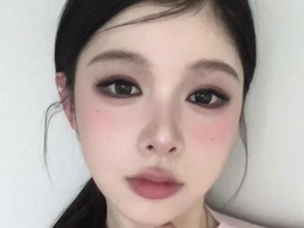 就这个冷脸萌~灰粉日常感烟熏🥺 画不腻!!#今日妆容 #潮妆研究所#春夏轻亚裔妆美得很安心 #facemapping #fyp