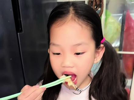 孩子正在整身体,要给他多补充一些优质的蛋白,这个清蒸黑鱼片,鲜香滑嫩一点也不腥,孩子超爱吃#在家做美食 #小熊早安黑鱼片#清蒸鱼 #儿童美食