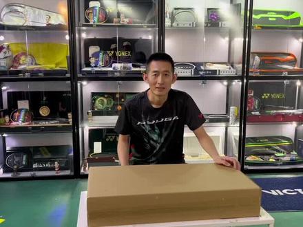最新款尤尼克斯礼盒到手!#羽毛球 #这家店回头客超多 #好物推荐🔥 #伯明顿