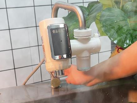 免安装即热式电热水龙头,冷热两用出水速热 ,这么冷的天洗碗洗菜很方便不冻手#速热水龙头 #电热水龙头