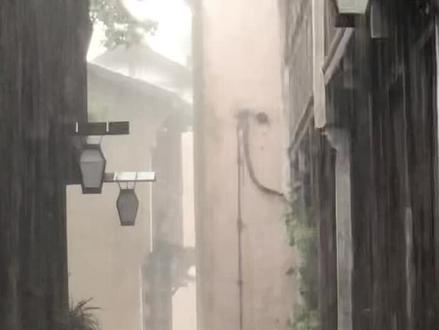 请以考试时的写作水平:不提及“雨”字却能表达雨很大