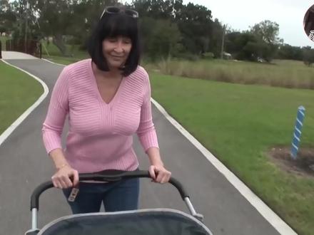 美国女子养三只猩猩当儿子,全部能自己吃饭和上厕所,这样也行?