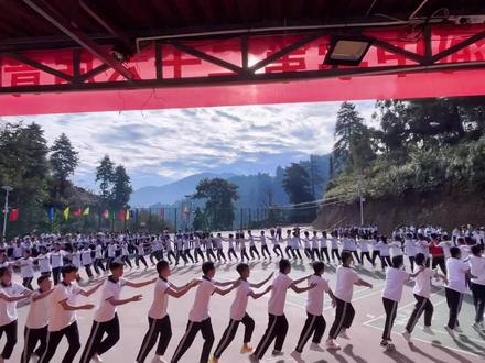 #运动会开幕式 ☀️生活除了诗和远方 还有云南打跳🎊