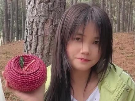 教你用一把松针做一个苹果收纳筐 不起眼的树叶,看我怎么废物利用把它变成手工艺品#纯手工打造 #非遗文化手工制作 #民间手艺 #编织