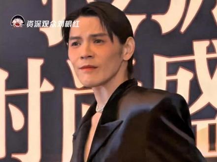 #向佐男装女装都上身 向佐把男装女装穿出了新高度,这双鞋有10厘米啊!真的是同时穿了男装和女装。#向佐 #搜狐时尚盛典 #生图