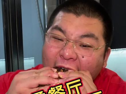 @go十七 带🐶17吃巨人汉堡!太过瘾了#汉堡 #西餐 #798艺术区