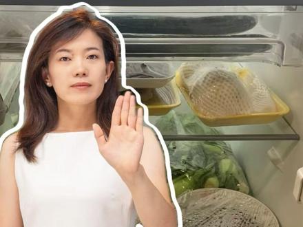 隔夜食物红黑榜!保命3法则请收好 带饭人必看!3分钟帮你搞懂隔夜食物怎么吃才安全🆘
细菌在4.4-60℃疯狂繁殖,饭菜常温放置别超2小时!这5类食物千万别隔夜:豆腐变“细菌酒店”、海鲜胺类飙升、凉拌菜藏李斯特菌、绿叶菜营养崩盘、自然放凉的米饭可能含耐热毒素!
但这3类可以安心吃:熟肉冷藏加热、隔夜水茶亚硝酸盐不超标、西瓜保鲜膜冷藏12小时菌落数无差异✨
记住保命3法则:
1️⃣ 出锅立即分装,别自然放凉
2️⃣ 分装好立刻冷藏,通勤用冰袋
3️⃣ 吃前彻底热透
收藏这份指南,做个安心带饭的聪明吃货!隔夜菜不可怕,正确保存才是关键💪
#带饭攻略 #食品安全 #隔夜菜 #上班族带饭 #健康乘风计划