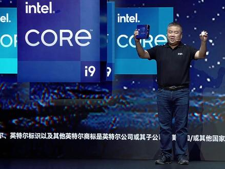 #第13代英特尔酷睿上市 英特尔发布第13代酷睿处理器,酷睿i9-13900K具备24核心32线程,这一代依旧采用了高性能混合架构设计,单线程性能提升高达15%,多线程性能提升高达41%。第13代酷睿台式机处理器代号为“Raptor Lake”,总共包含22款处理器,可搭配英特尔600系列芯片组主板或者全新的英特尔700芯片组主板,支持DDR5内存和DDR4内存。又能支持现役的600系列主板,又能支持DDR4内存!
这一代核芯显卡没有变化,旗舰级的酷睿i9-13900K依旧搭配的是Intel UHD Graphics 770核芯显卡。
第13代酷睿台式机处理器首批发布的型号共有6款,包括酷睿i9-13900K、酷睿i9-13900KF、酷睿i7-13700K、酷睿i7-13700KF、酷睿i5-13600K、酷睿i5-13600KF。这6款处理器均为未所倍频版本。