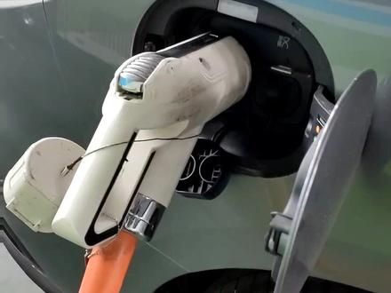 比亚迪汉DMI冠军版,锁车状态充电,呼吸灯不亮你们也一样吗?#比亚迪汉 #比亚迪 #充电桩 @电车芝士